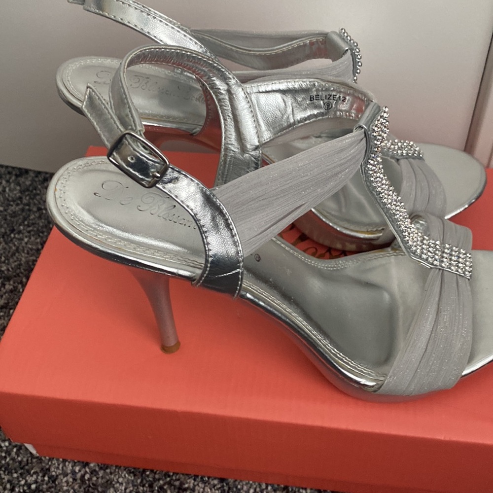 David’s bridal De Blossom Silver heels size 9 - Picture 5 of 10